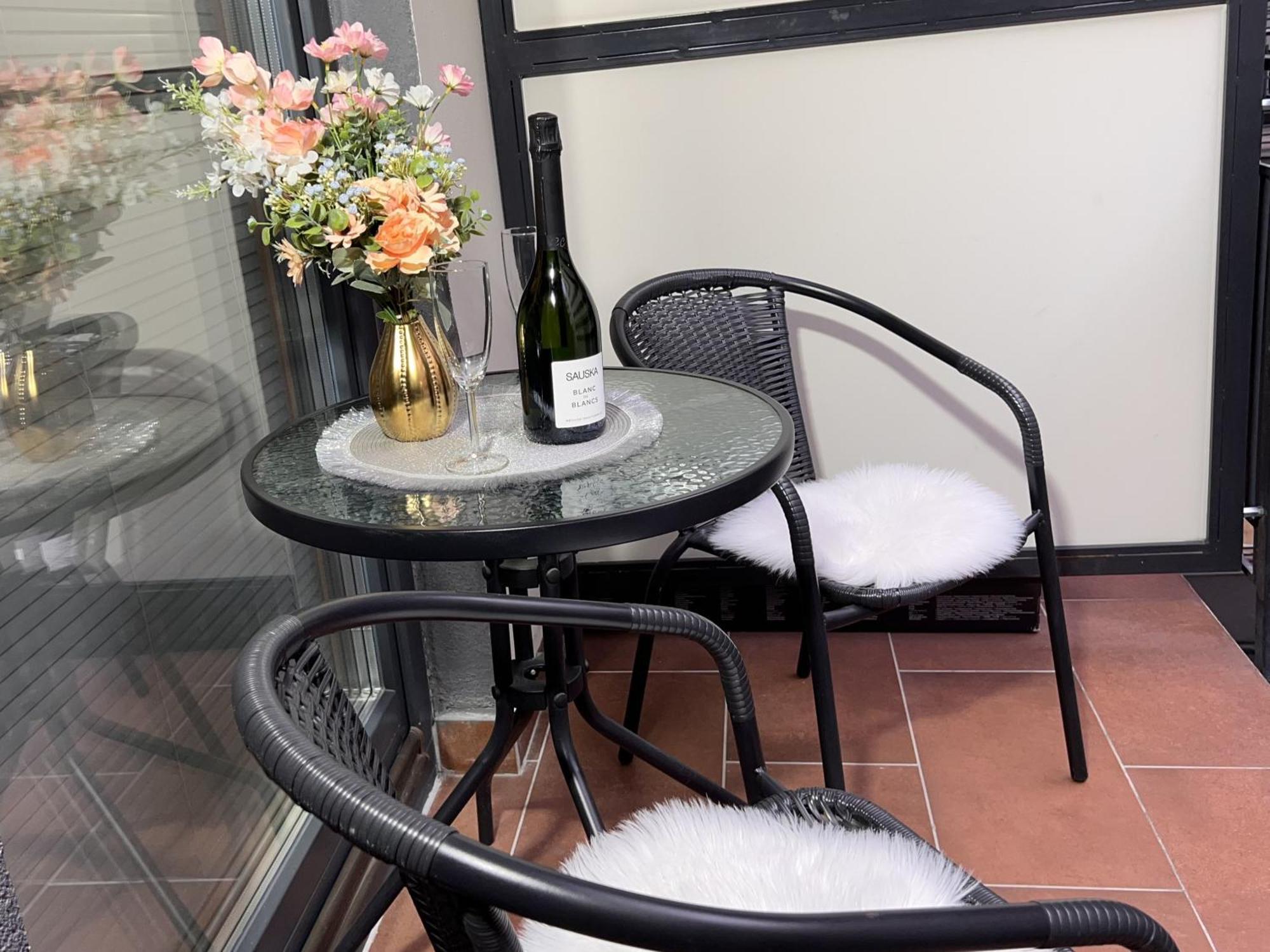 Luxe Central Studio With Pool, Parking & Ac Budapeste Exterior foto