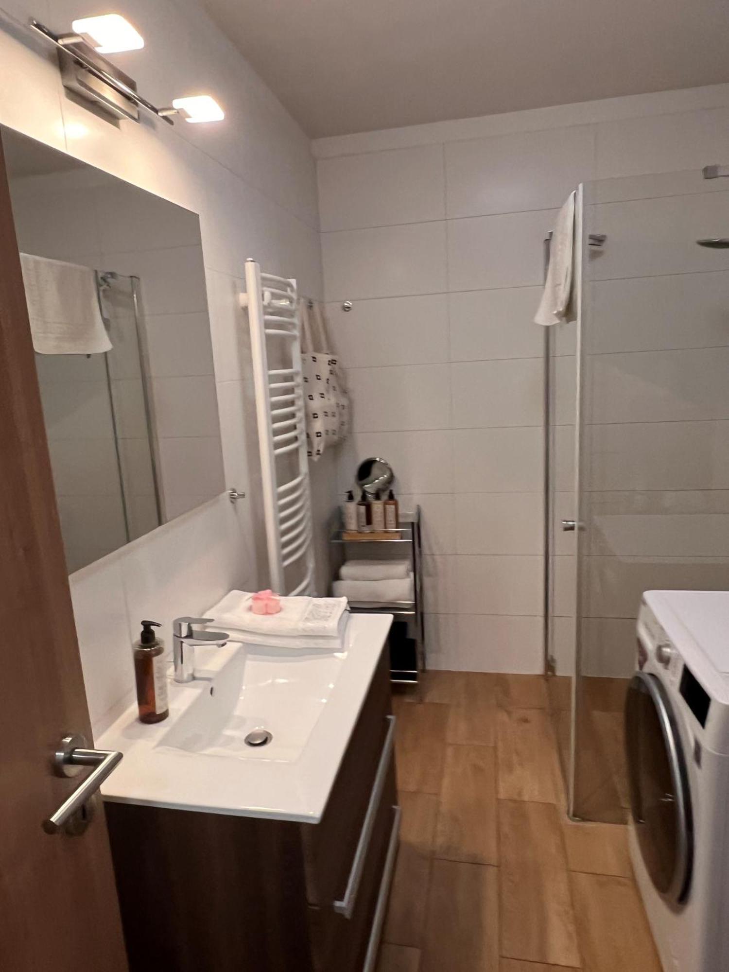 Luxe Central Studio With Pool, Parking & Ac Budapeste Exterior foto